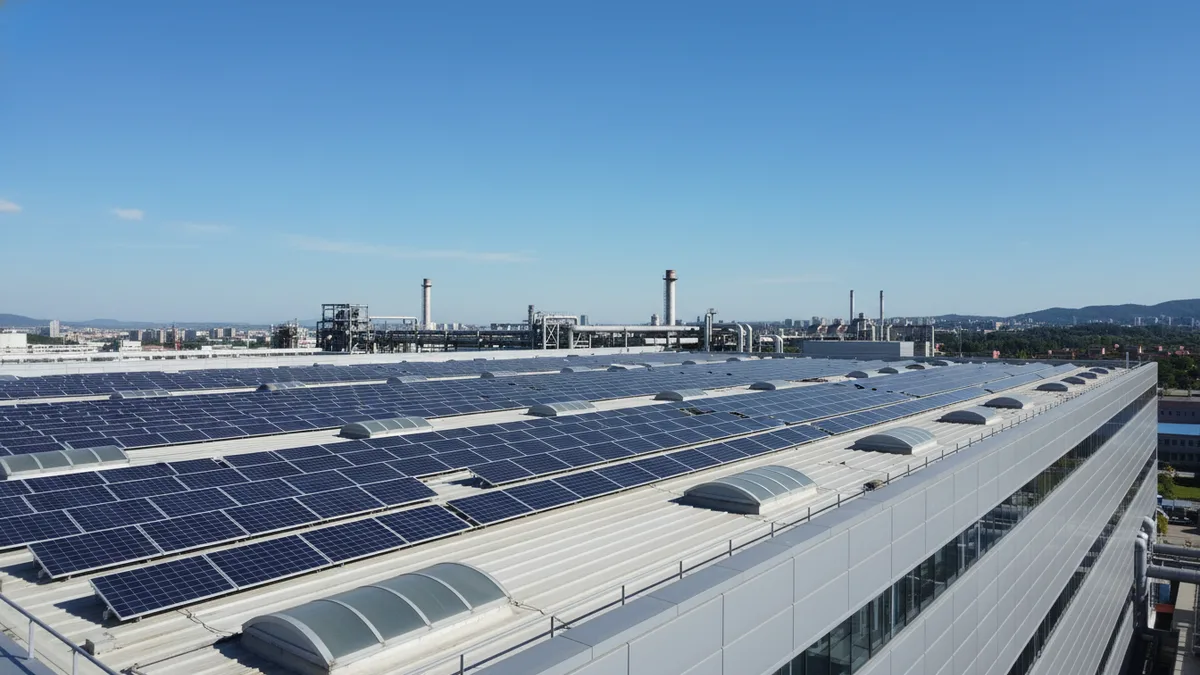 Fotovoltaická elektrárna na střeše firemní budovy
